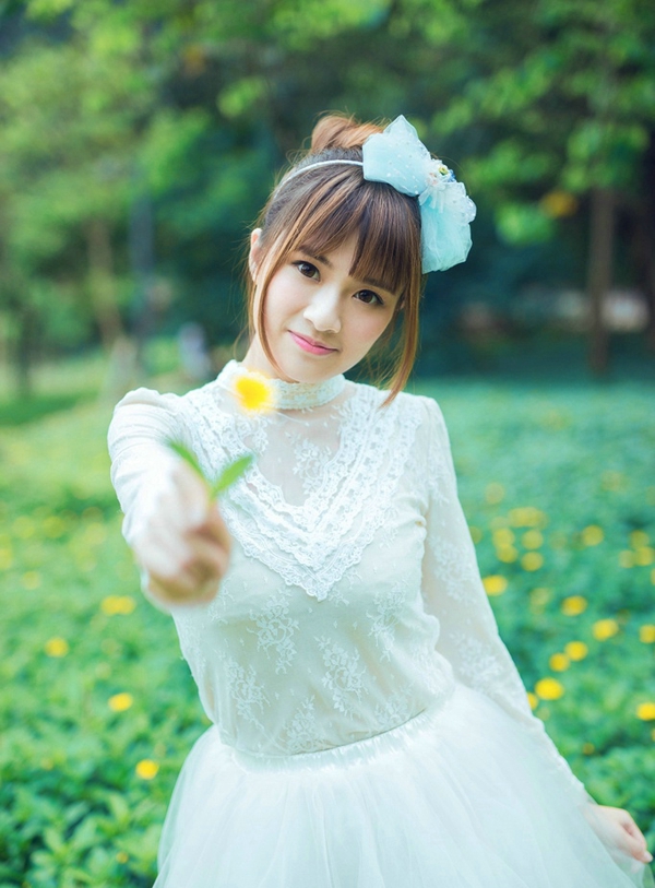 姐妹俩依言进来，大乔担忧的看了小乔一眼，连忙向吕布道：“夫君，妹妹她只是……毕竟当年也算相识一场，并不是……”